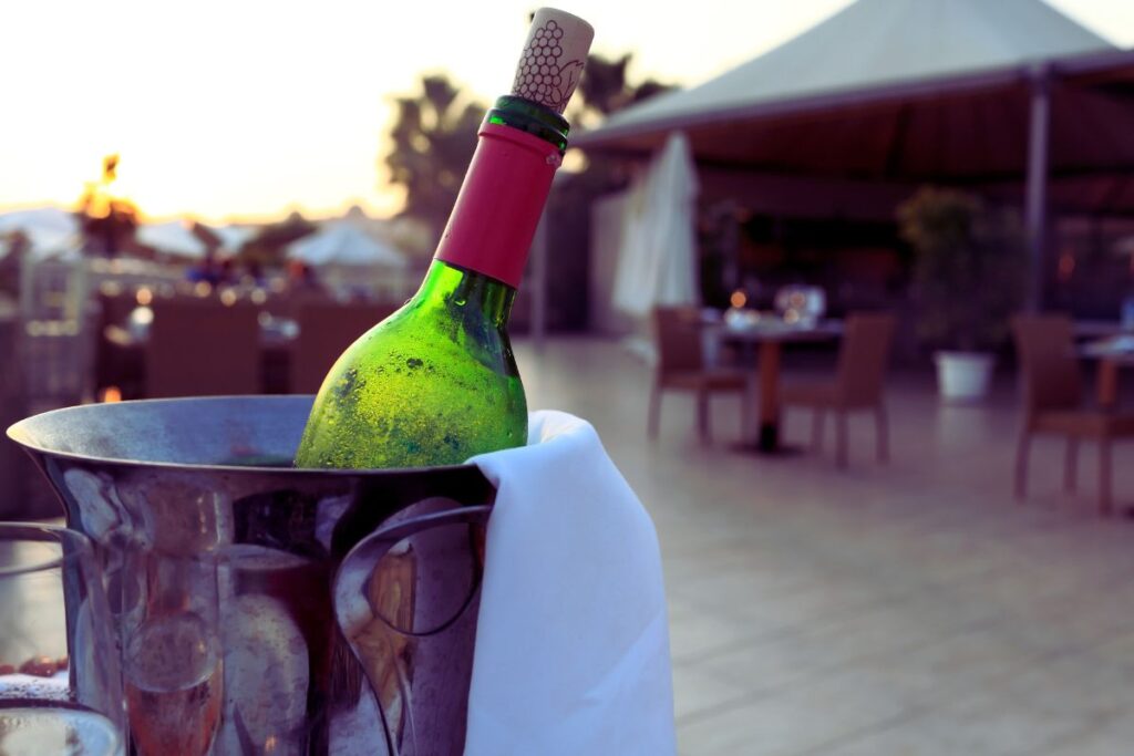 Come Servire il Vino Rosso: Temperatura Ideale ed Errori da Evitare 